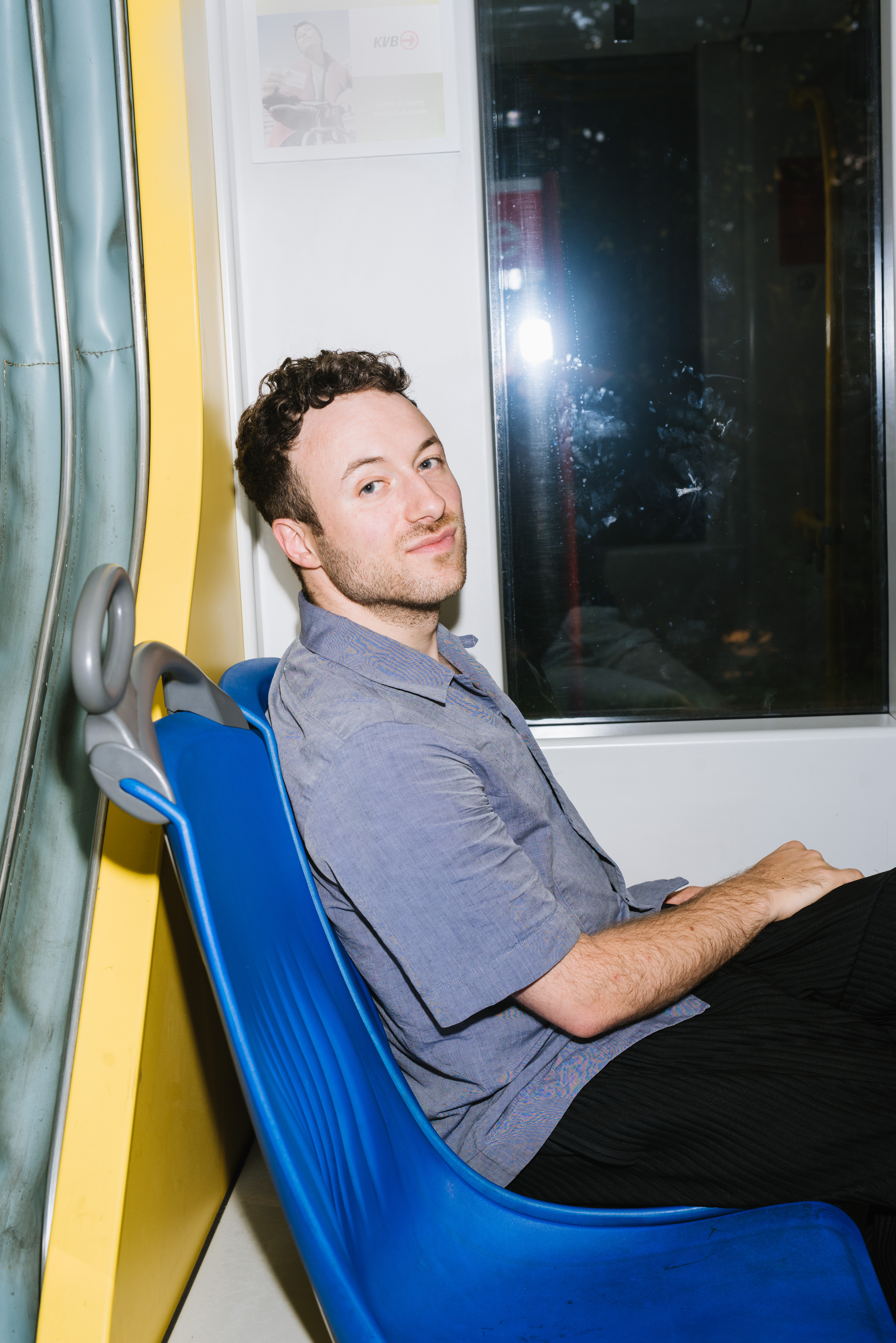 Autor Florentin Schumacher sitzt im Zug